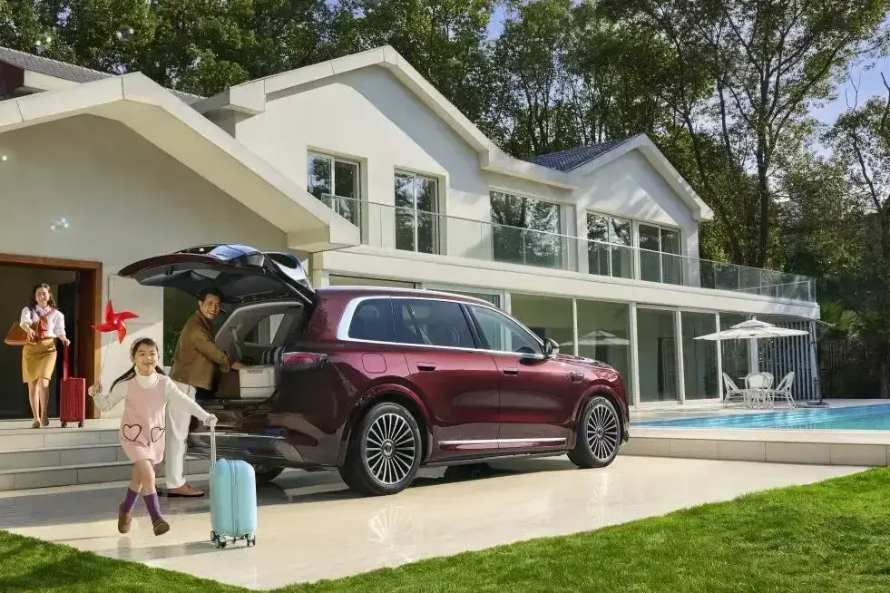 问界M8焕新升级36.98万起售，下定至高可享价值63,000元购车权益