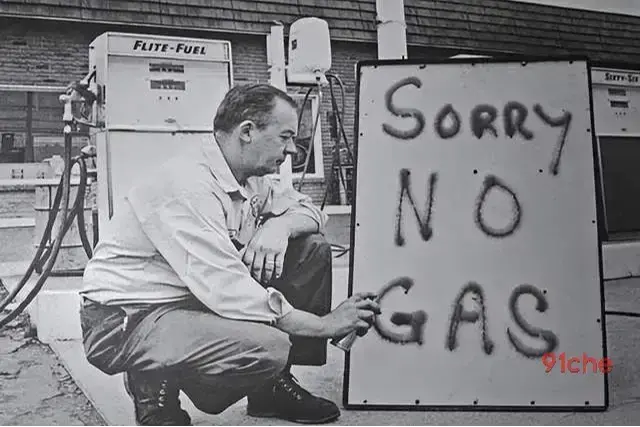 从1973 到 2026，当年的石油危机捧红了日系车，如今高油价把我们推向电动车