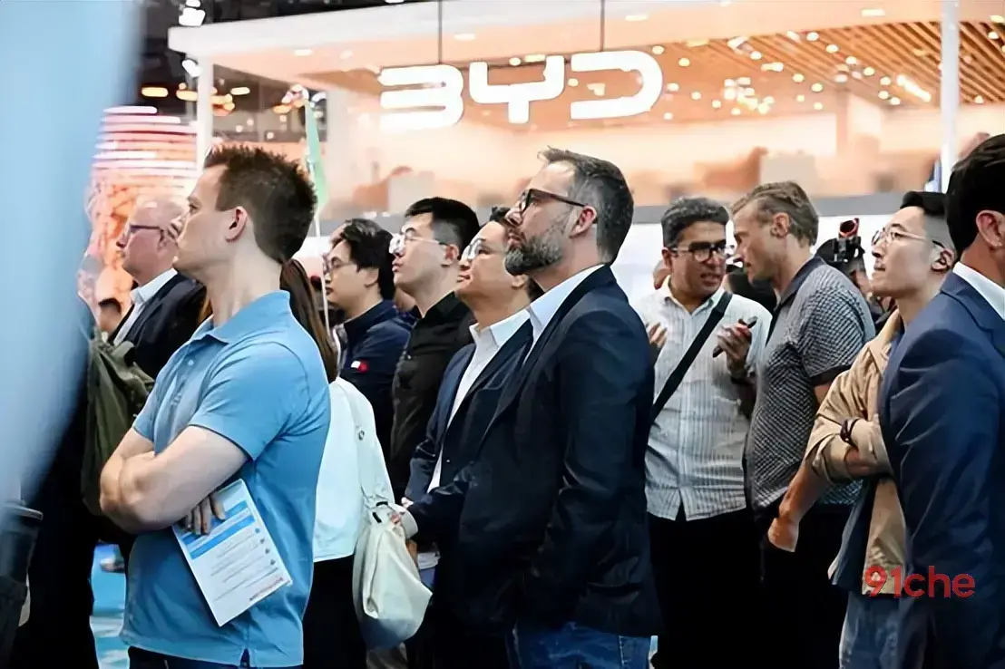 北京车展老外组团参观E3馆，比亚迪出海战略彰显硬核实力