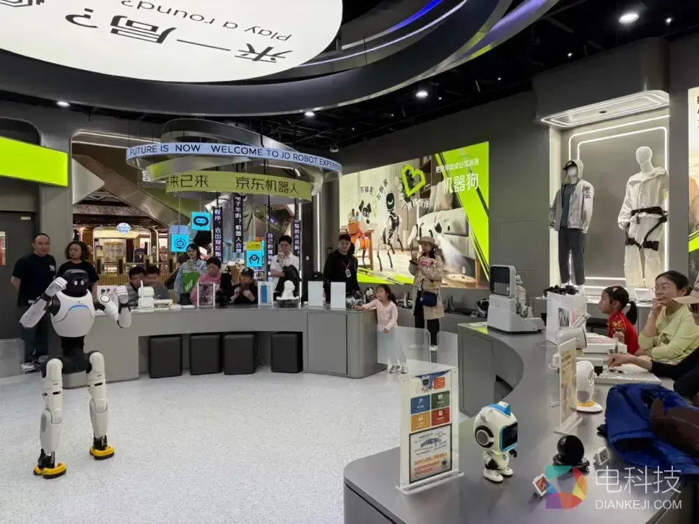 全球首个消费级机器人体验店落地北京京东 MALL 解锁赛博沉浸式科技新生活