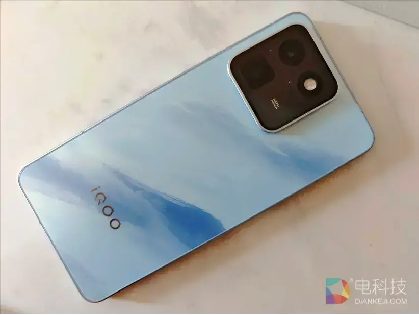 iQOO 15T 评测：野心何止于游戏，影像和屏幕的品质居然能打次旗舰
