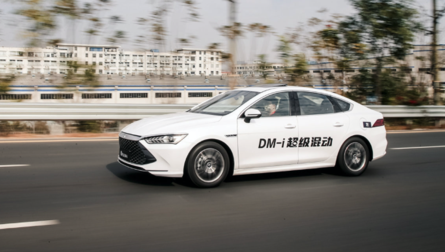  DM-i超级混动技术加持，3.5升油耗的比亚迪秦Plus成油车终结者
