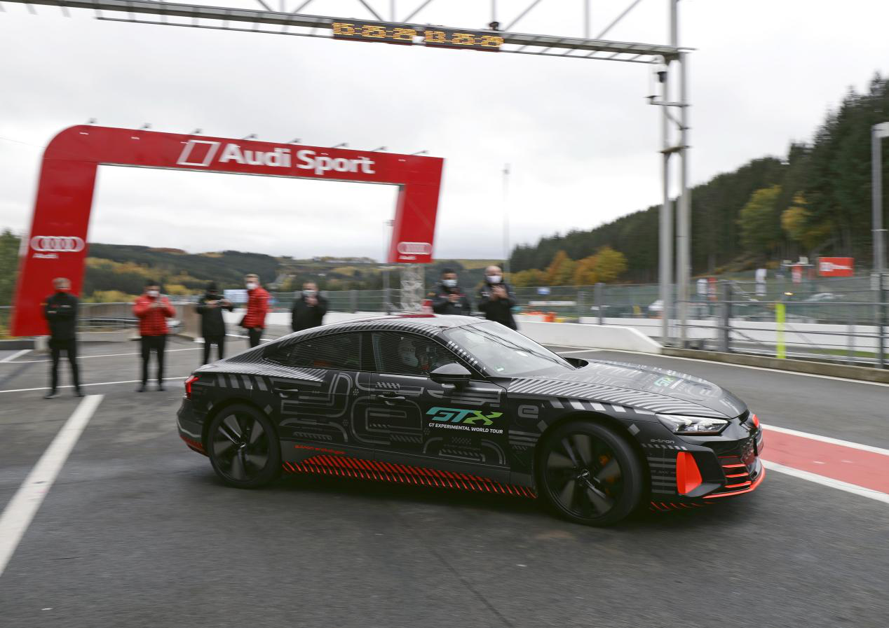  零百3.5秒，生产完全碳中和，从奥迪e-tron GT看豪华电动车的素质