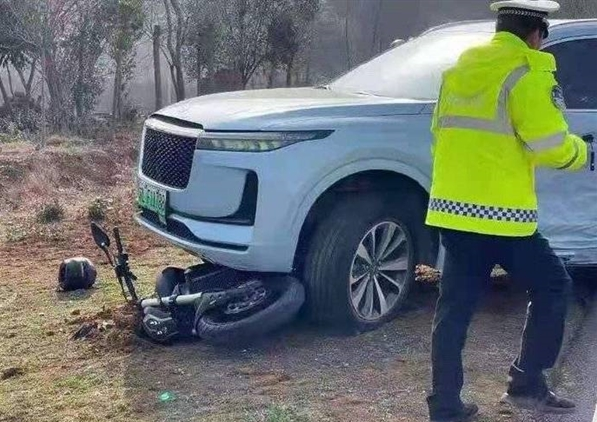 理想ONE因断轴撞翻摩托被官方指为造谣，当事人回应称确系人为