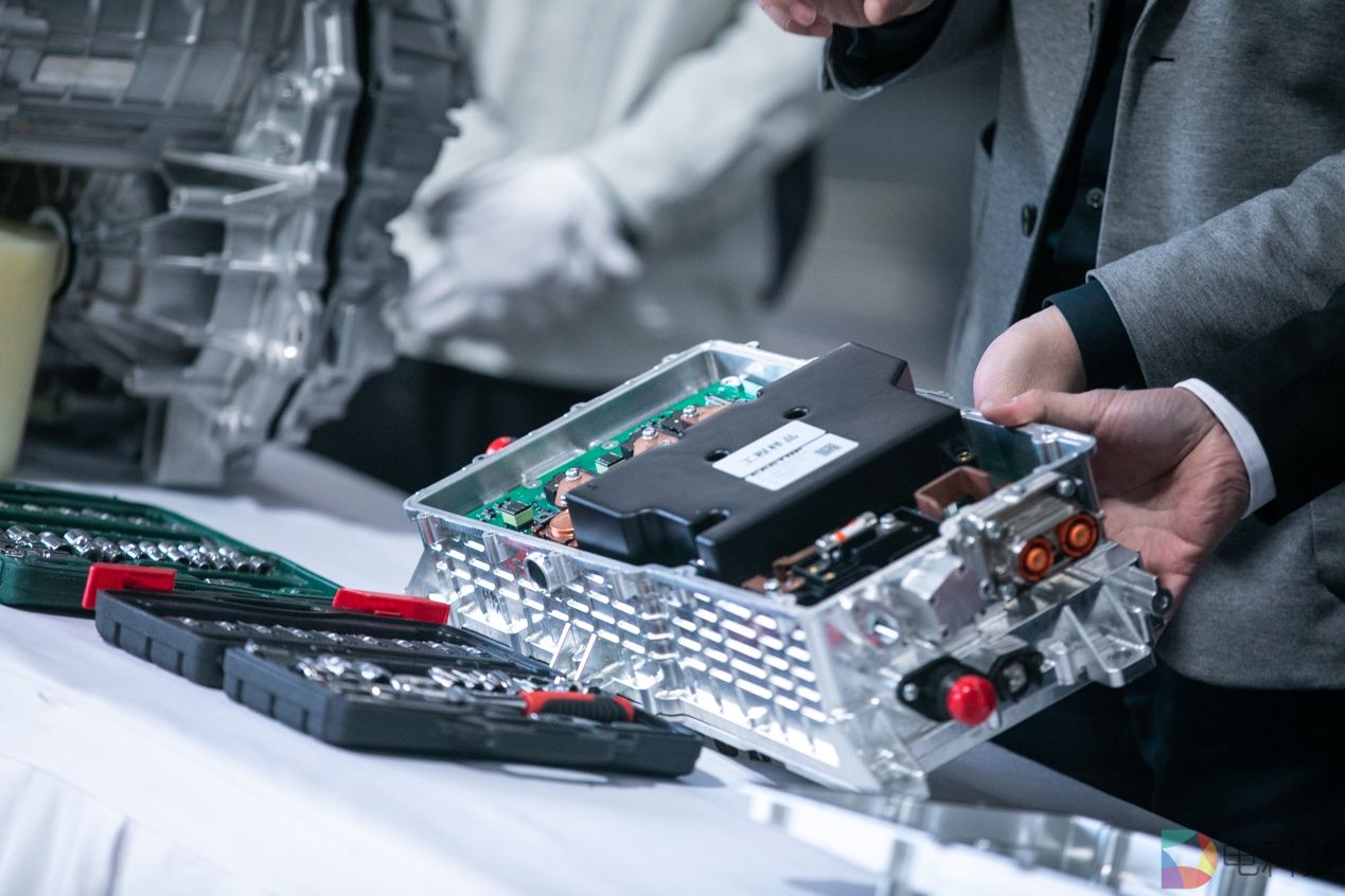 图片包含 人, 室内, 男人, 桌子描述已自动生成