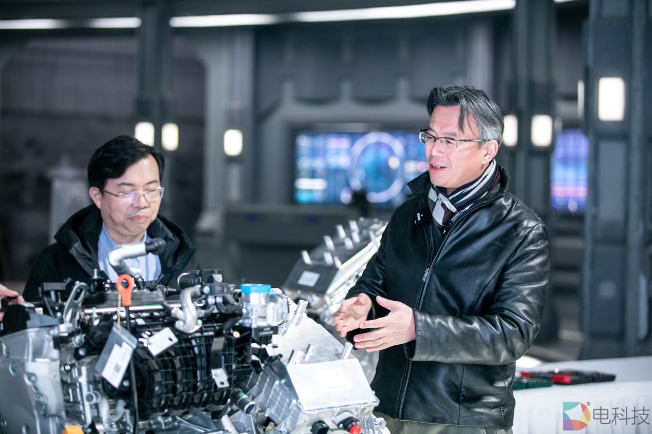 男人站在摩托车旁摆拍描述已自动生成