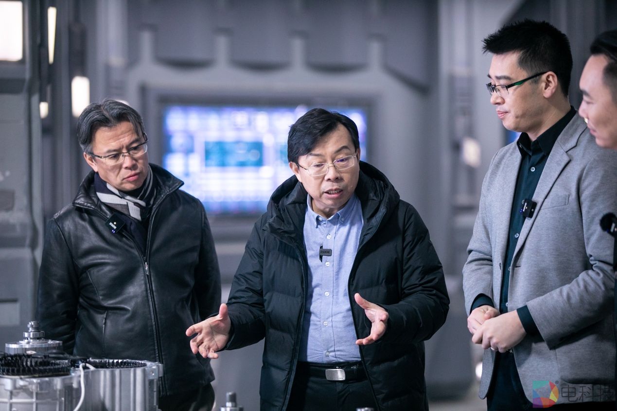 一群穿制服的男人中度可信度描述已自动生成