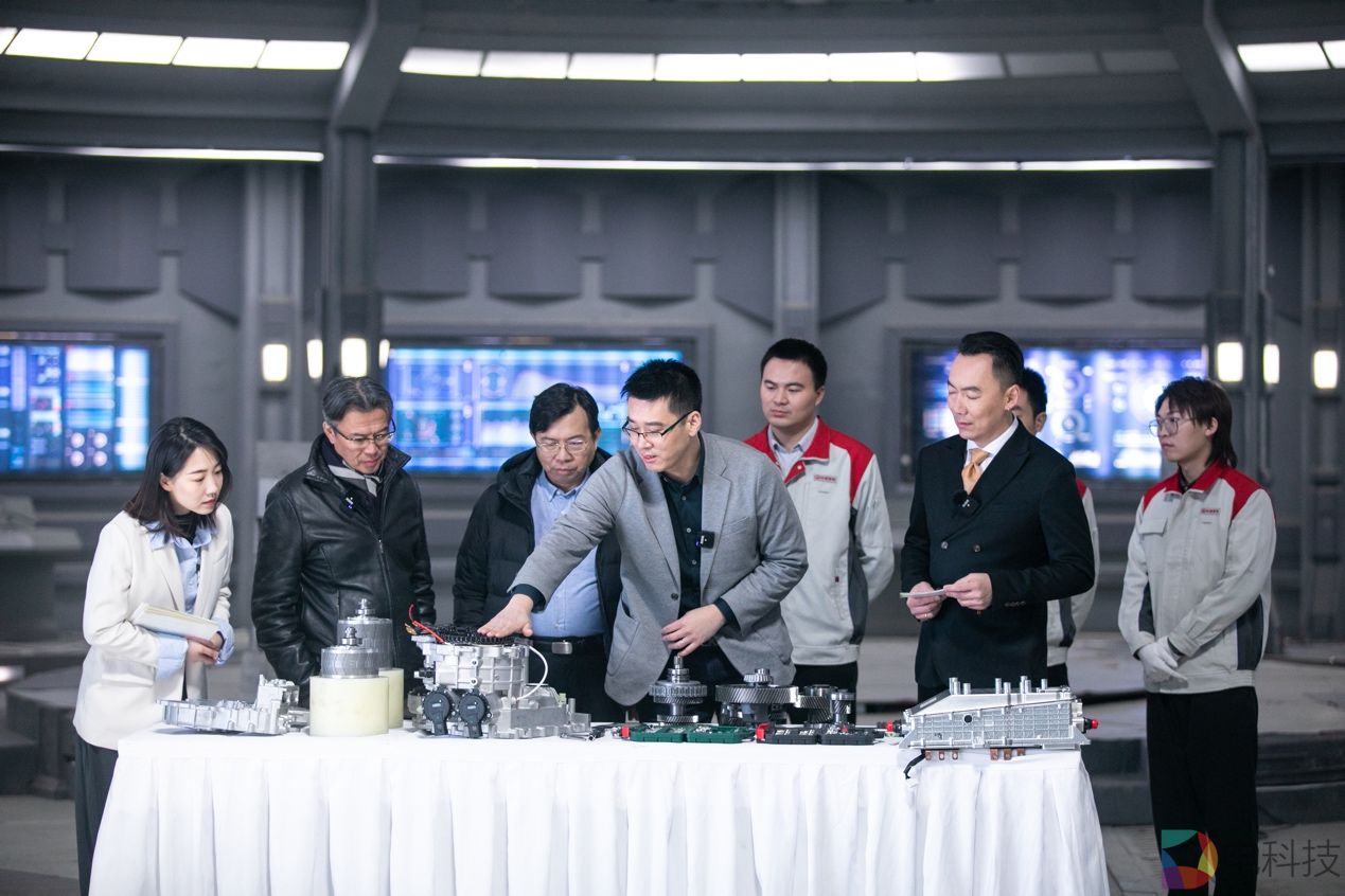 一群人站在台上中度可信度描述已自动生成