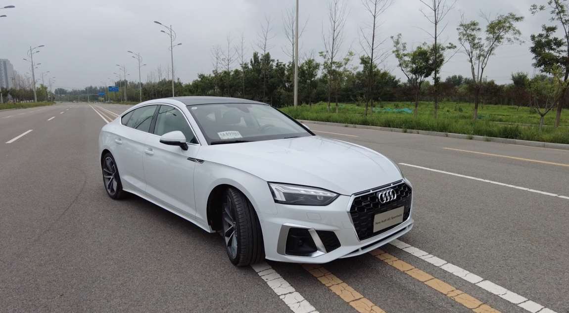 兼顾跑车性能与轿车实用性，奥迪A5 Sportback诠释极致生活态度