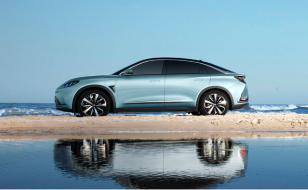 极狐阿尔法S 侧面