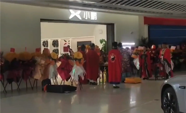  小鹏门店前请道士“作法”，被“难产”逼到走投无路？