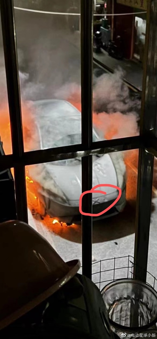 一电动车自燃烧毁 网友曝高层起火视角！小鹏官方回应