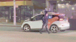 逃逸自动驾驶车.gif