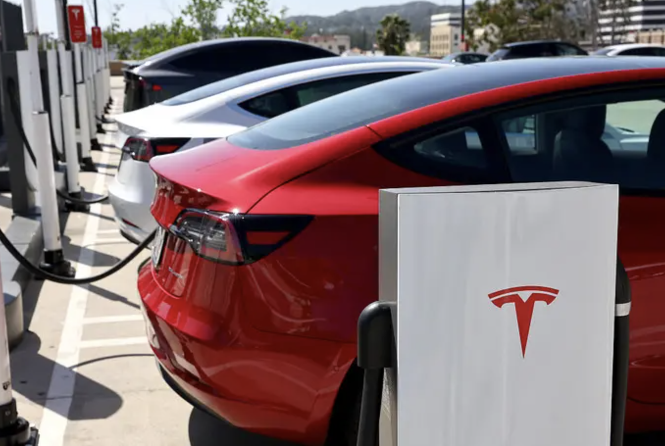  特斯拉因安全隐患发起大规模召回，召回涉及问题产品数量逾8万辆