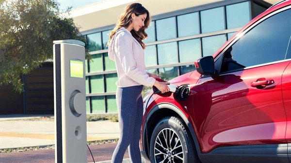  2022年中国占世界新能源车63%份额，欧洲遍地小鹏比亚迪