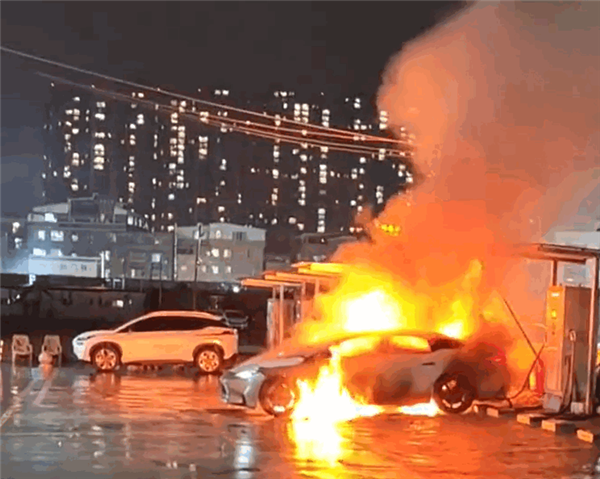  车未发布先自燃？网友视频曝光广汽埃安Hyper GT在充电站起火