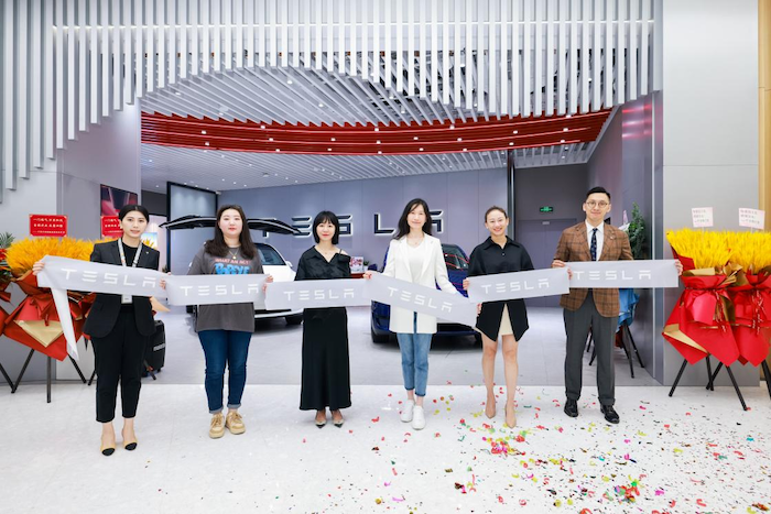  特斯拉周边精品首发 来福士全新门店探索用户生活“新空间”