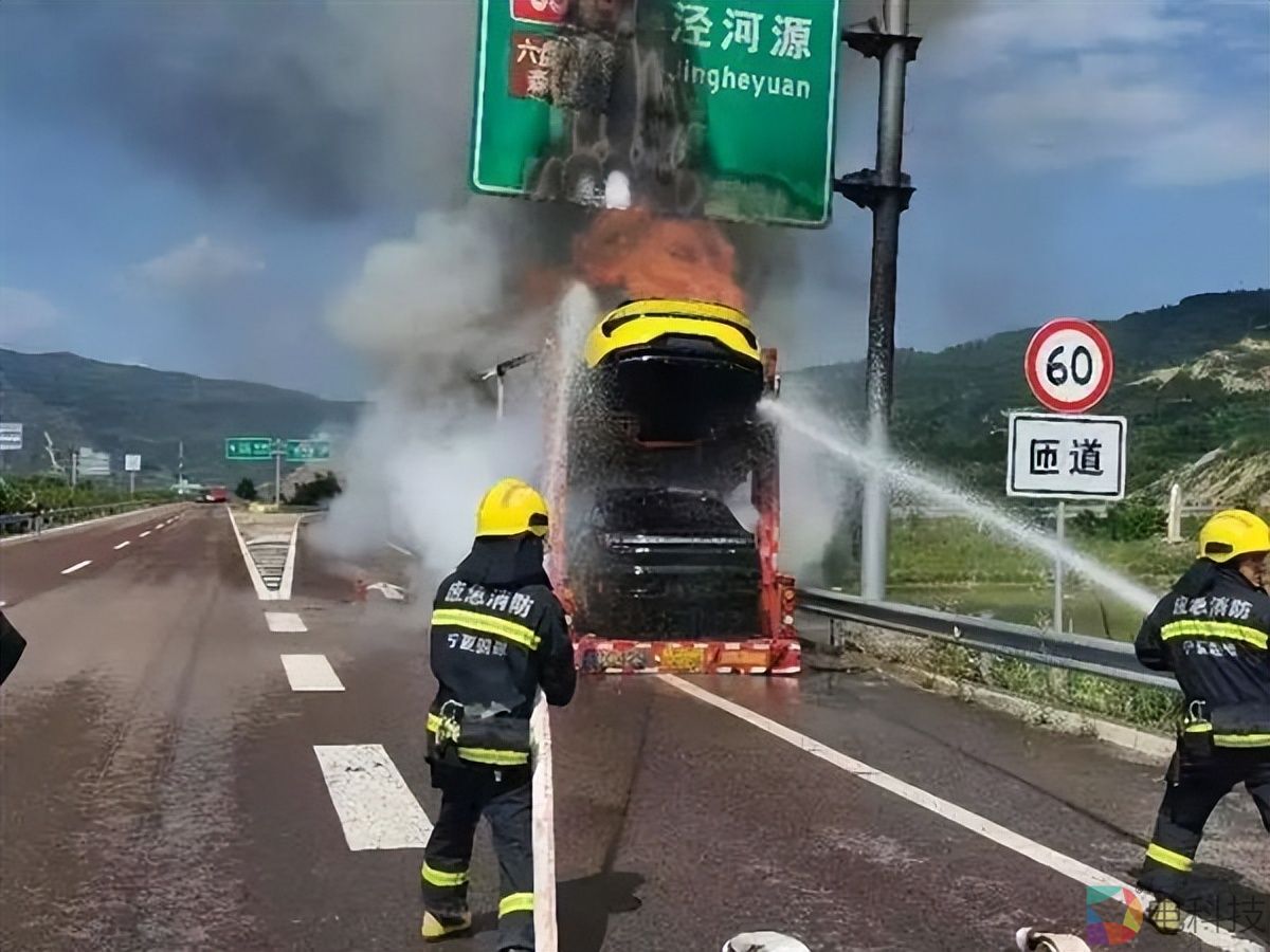 极氪运载车高速着火引热议，消防回应：着火点系半挂轮胎