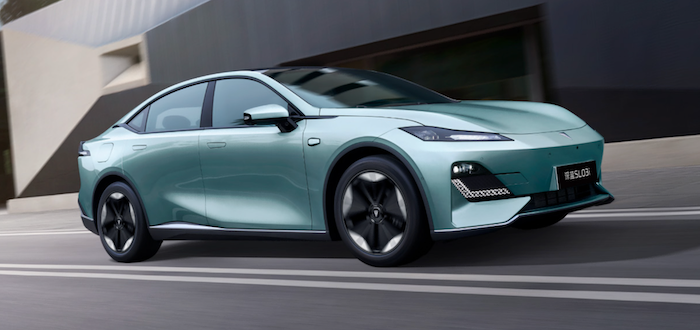  同门对决！18 万纯电轿车，深蓝SL03 还是启源 A07？