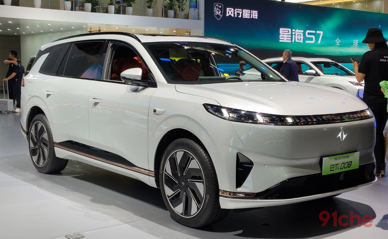 新款零跑C16碾压式来袭，老对手东风奕派008还能留在牌桌上吗？