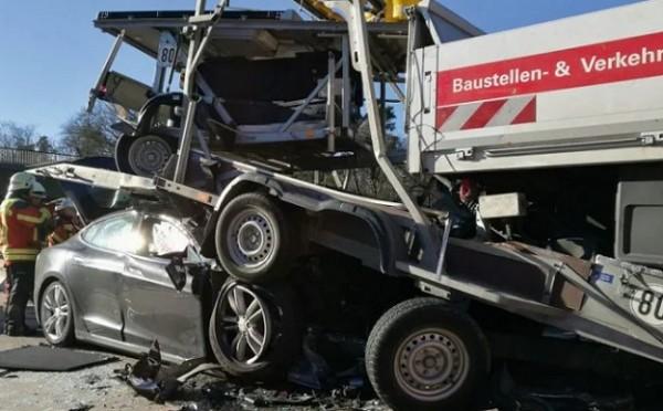 特斯拉Model S司机在德国高速公路车祸当中幸存