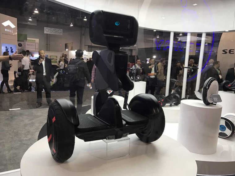 CES2017宝马自动驾驶出奇招 路萌机器人帮你站位又停车