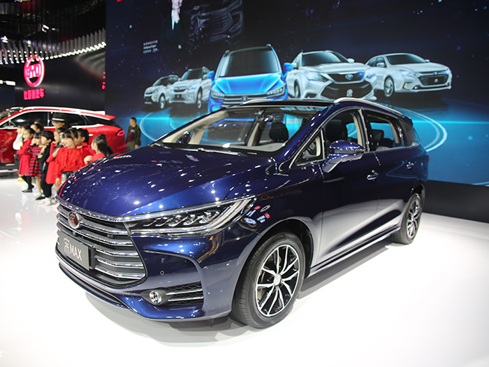  比亚迪宋MAX亮相广州车展：龙脸设计你觉得如何？