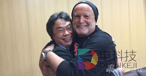 宫本茂(左)和索尼影业出品人Avi Arad合影