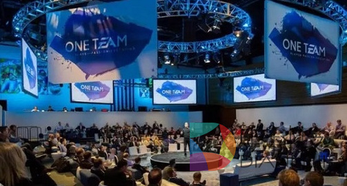 EA高管在一间由篮球场临时改造而成的会议厅开会