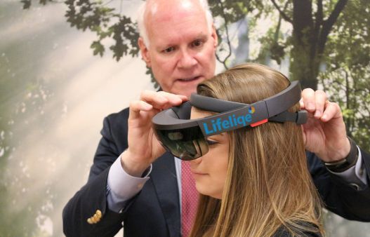 微软神器HoloLens进校园 MR教学