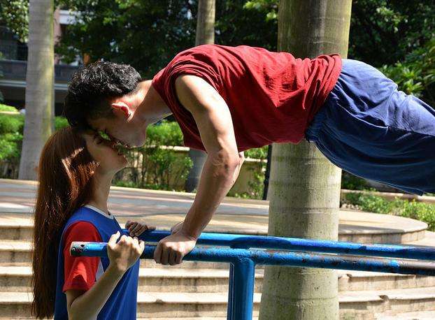 电科技特报：情侣在王者荣耀中花式秀恩爱 本以为是福利局却惨遭翻盘