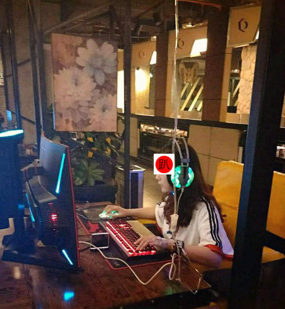 电科技特报：谁说玩LOL的女生都是渣 她为了不坑队友边输液边打游戏