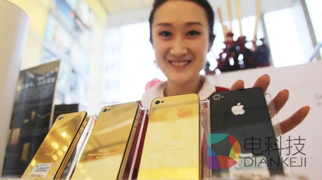 店员在展示黄金iPhone配件.jpg