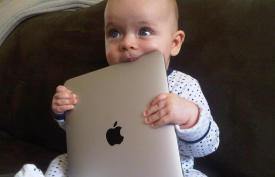 心理专家:给儿童玩iPad等平板无异于虐待儿童