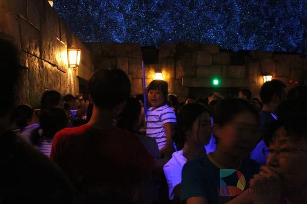 上海迪斯尼室内项目排队场景