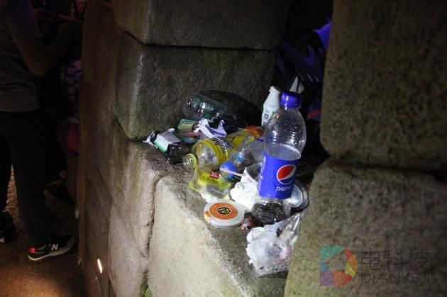 排队区域内角落里的垃圾