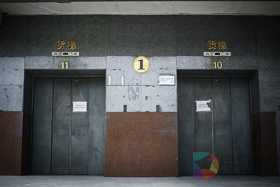货梯口大门紧闭。摄影：吕萌