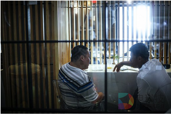 创业者在中关村创业大街3W咖啡馆讨论。摄影：吕萌