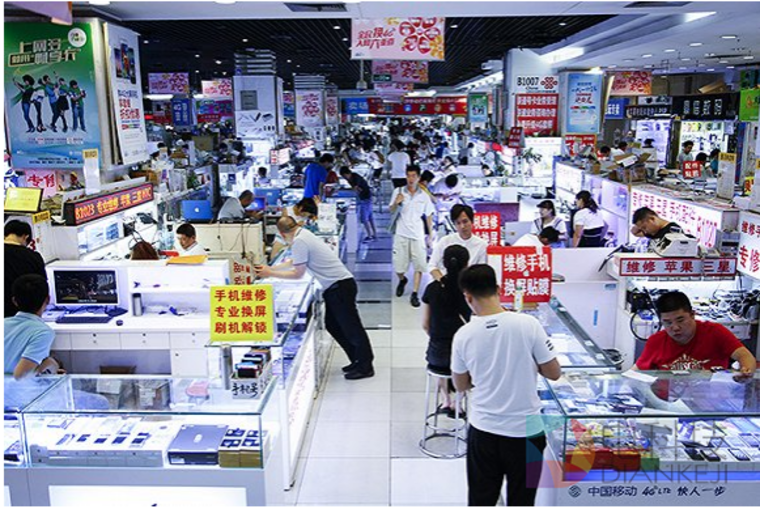 中关村鼎好地下一层手机卖场。摄影：吕萌