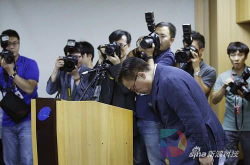 在首尔举行的新闻发布会现场，三星电子手机业务负责人高东真为此事鞠躬道歉