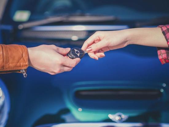 从滴滴到摩拜 共享经济要翻越两座大山