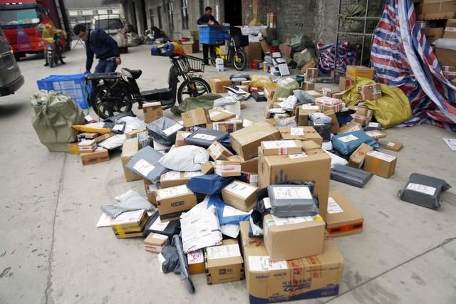 快递员纷纷转行送外卖?记者调查:跳槽现象并不普遍