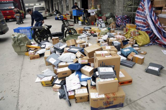 快递员纷纷转行送外卖？记者调查：跳槽现象并不普遍