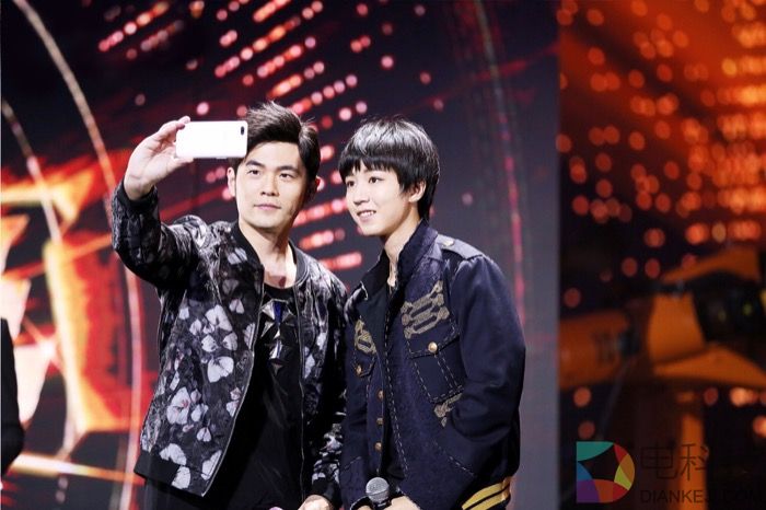 王俊凯与偶像周杰伦首次同台，并用OPPO R11合影自拍.jpg