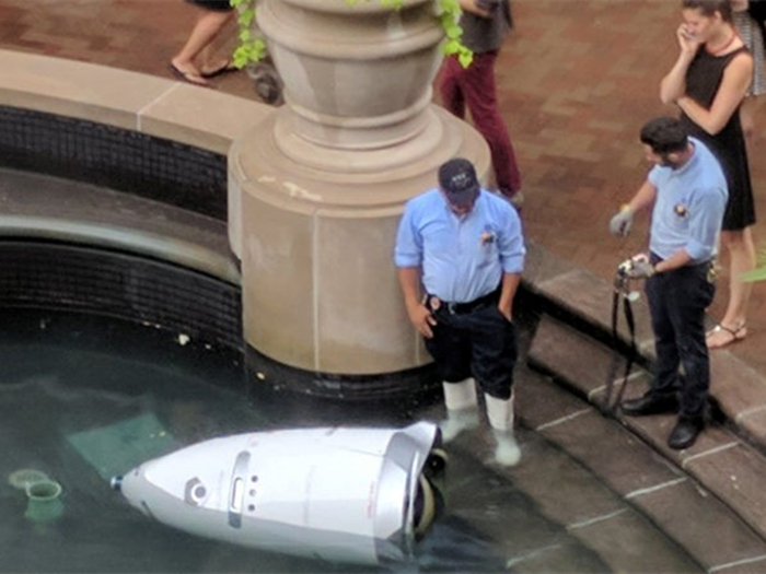 保安机器人”自杀” 人工智能对人类来说到底是福是祸