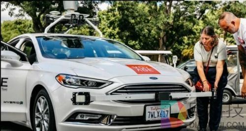 Voyage推出首款无人驾驶出租车：手机即可操控