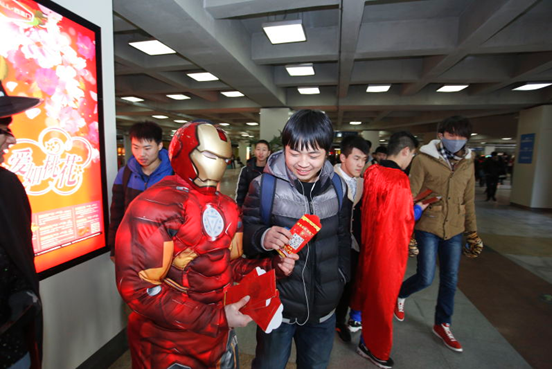 国美在线新年寻礼专列送福利  扫码抢2015元红包