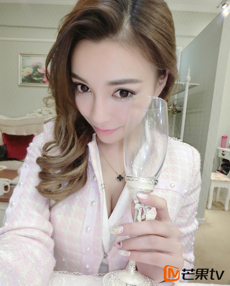 小AB报名芒果TV超级女声 身材性感惹火