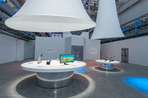 华硕鹰眼ZenFone Zoom闪耀2016米兰设计周