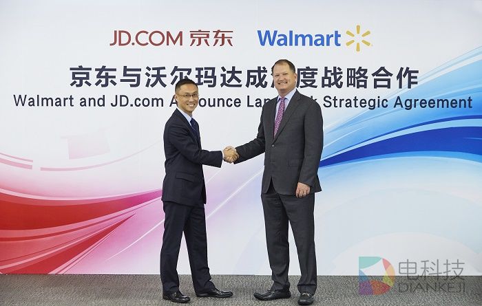京东与沃尔玛达成深度战略合作。图为京东商城CEO沈皓瑜（左）与沃尔玛全球电子商务总裁兼首席执行官Neil Ashe（右）.jpg
